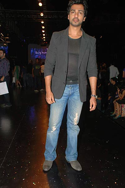 फैशनवीक में करीना और करिश्‍मा | एचडीआईएल फैशन वीक