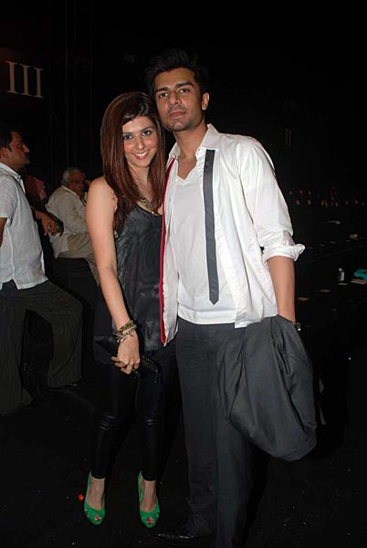 फैशनवीक में करीना और करिश्‍मा | एचडीआईएल फैशन वीक