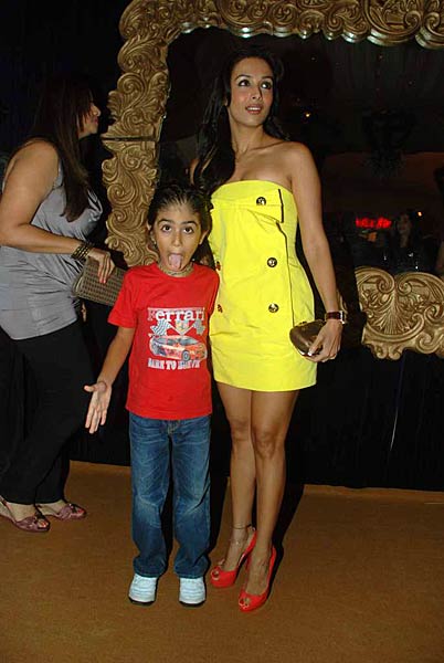 फैशनवीक में करीना और करिश्‍मा | एचडीआईएल फैशन वीक