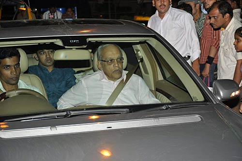 सितारों संग बिग बी ने मनाया जन्‍मदिन । रैम्‍प पर अमिताभ और शाहरुख