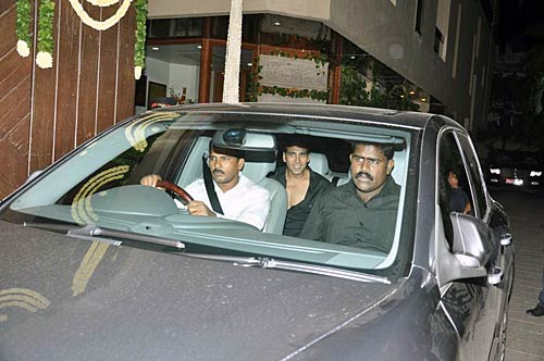 सितारों संग बिग बी ने मनाया जन्‍मदिन । रैम्‍प पर अमिताभ और शाहरुख