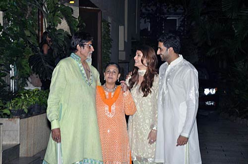 सितारों संग बिग बी ने मनाया जन्‍मदिन । रैम्‍प पर अमिताभ और शाहरुख