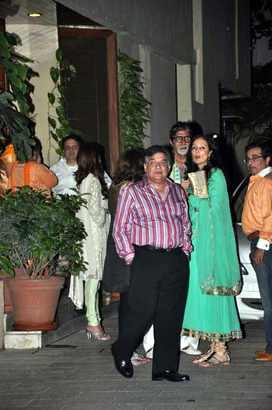 सितारों संग बिग बी ने मनाया जन्‍मदिन । रैम्‍प पर अमिताभ और शाहरुख