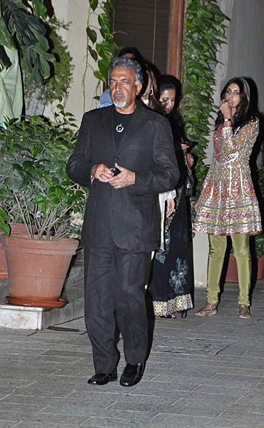 सितारों संग बिग बी ने मनाया जन्‍मदिन । रैम्‍प पर अमिताभ और शाहरुख