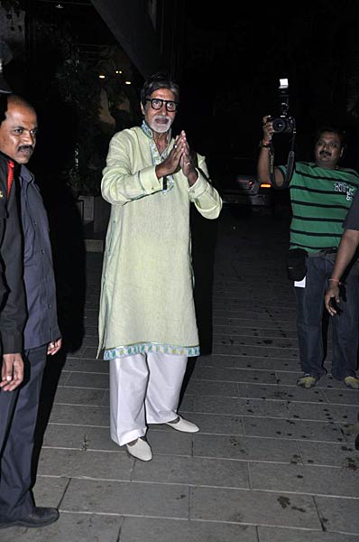 सितारों संग बिग बी ने मनाया जन्‍मदिन । रैम्‍प पर अमिताभ और शाहरुख