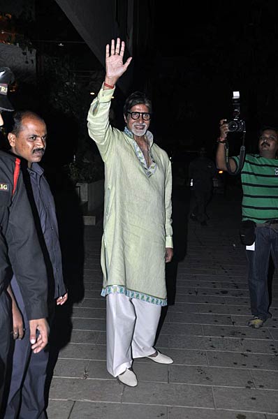 सितारों संग बिग बी ने मनाया जन्‍मदिन । रैम्‍प पर अमिताभ और शाहरुख