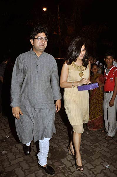 सितारों संग बिग बी ने मनाया जन्‍मदिन । रैम्‍प पर अमिताभ और शाहरुख