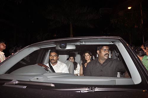 सितारों संग बिग बी ने मनाया जन्‍मदिन । रैम्‍प पर अमिताभ और शाहरुख