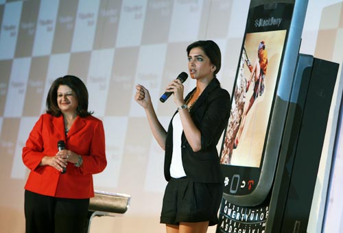 दीपिका ने लॉन्‍च किया 'ब्लैकबेरी टार्च'