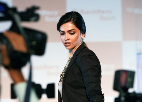 दीपिका ने लॉन्‍च किया 'ब्लैकबेरी टार्च'