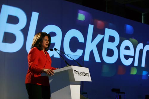 दीपिका ने लॉन्‍च किया 'ब्लैकबेरी टार्च'