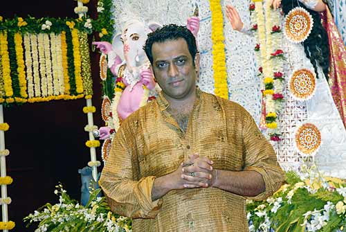 मां दुर्गा के पंडाल में पहुंची रानी मुखर्जी