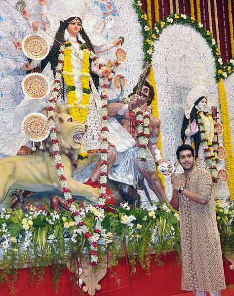 मां दुर्गा के पंडाल में पहुंची रानी मुखर्जी