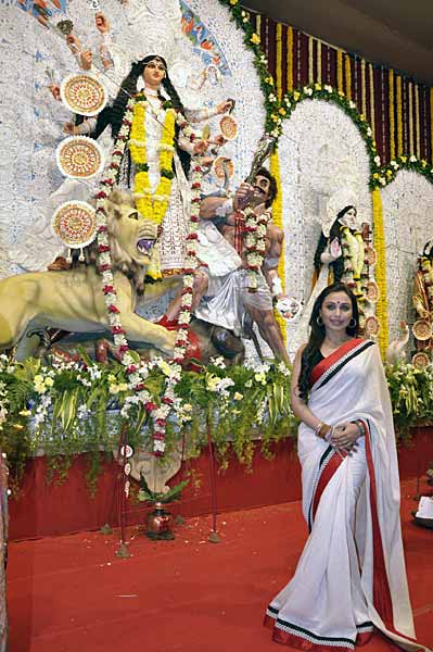 मां दुर्गा के पंडाल में पहुंची रानी मुखर्जी