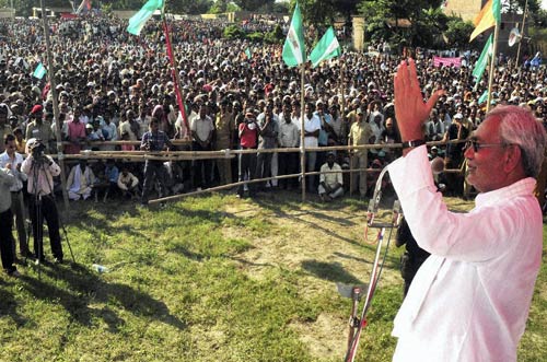 चुनावी रैली में लगा नेताओं का मजमा