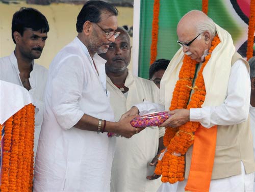 चुनावी रैली में लगा नेताओं का मजमा