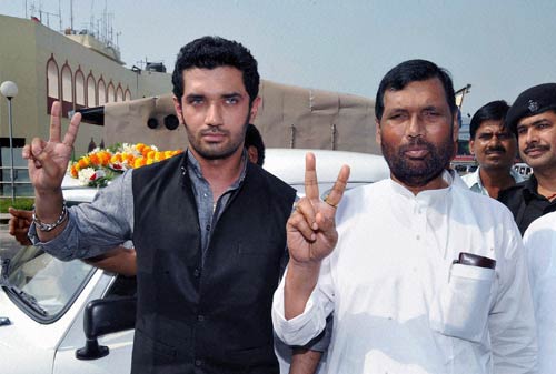 चुनावी रैली में लगा नेताओं का मजमा