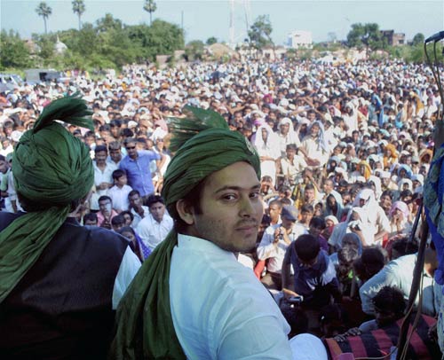 चुनावी रैली में लगा नेताओं का मजमा