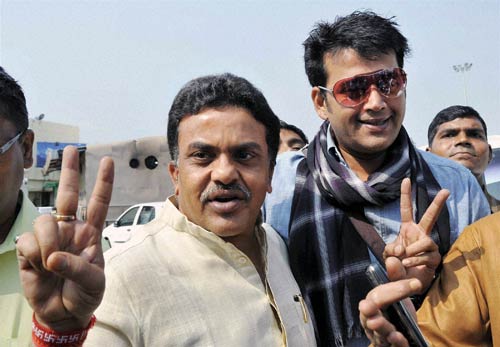 चुनावी रैली में लगा नेताओं का मजमा