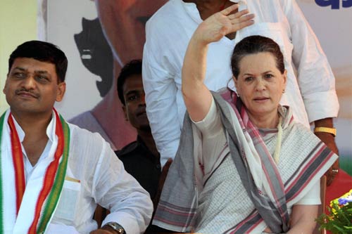 चुनावी रैली में लगा नेताओं का मजमा