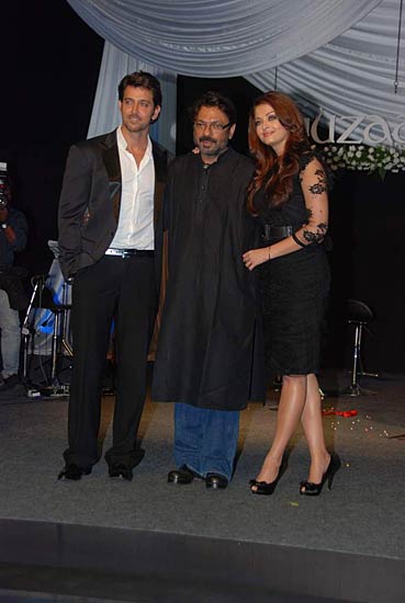 'गुजारिश' फिल्‍म का म्‍यूजिक लॉन्च | सेक्‍सी मल्लिका बनीं नागिन