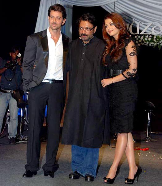 'गुजारिश' फिल्‍म का म्‍यूजिक लॉन्च | सेक्‍सी मल्लिका बनीं नागिन