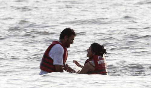 समंदर के संग माही, साक्षी की अठखेलियां | वीडियो देखें