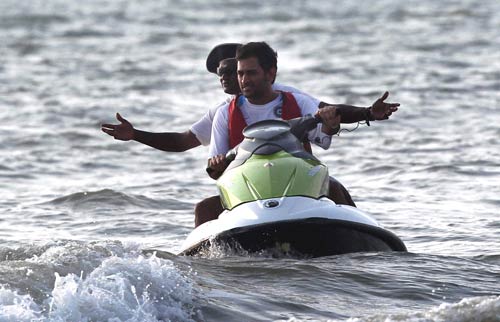 समंदर के संग माही, साक्षी की अठखेलियां | वीडियो देखें