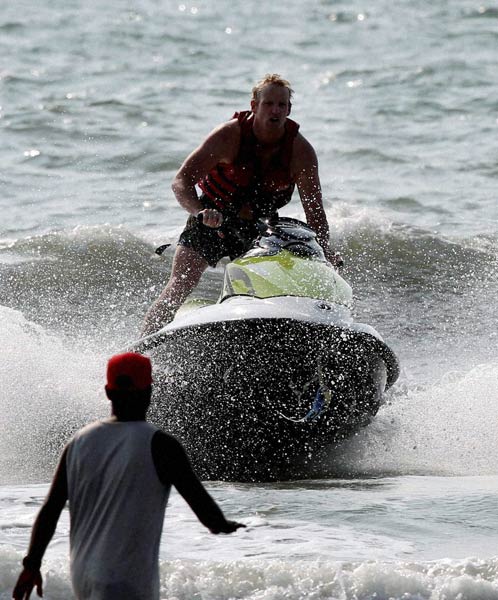 समंदर के संग माही, साक्षी की अठखेलियां | वीडियो देखें