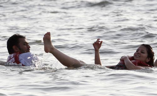 समंदर के संग माही, साक्षी की अठखेलियां | वीडियो देखें