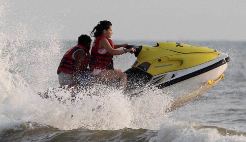 समंदर के संग माही, साक्षी की अठखेलियां | वीडियो देखें