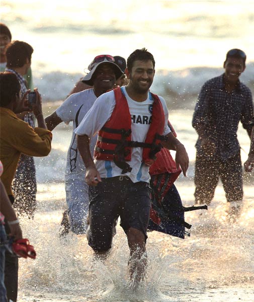 समंदर के संग माही, साक्षी की अठखेलियां | वीडियो देखें