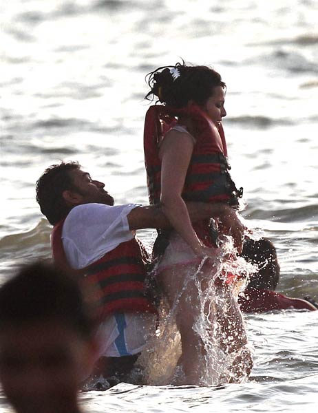 समंदर के संग माही, साक्षी की अठखेलियां | वीडियो देखें