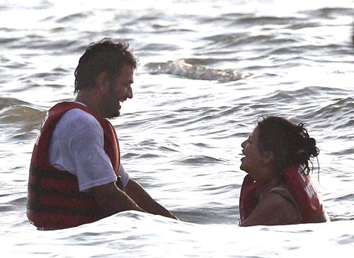 समंदर के संग माही, साक्षी की अठखेलियां | वीडियो देखें