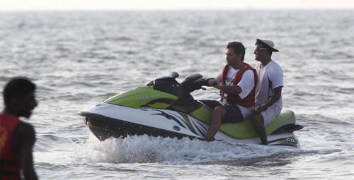 समंदर के संग माही, साक्षी की अठखेलियां | वीडियो देखें