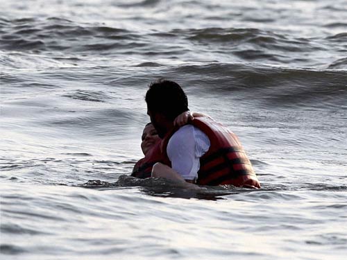 समंदर के संग माही, साक्षी की अठखेलियां | वीडियो देखें