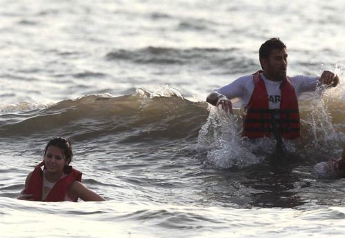 समंदर के संग माही, साक्षी की अठखेलियां | वीडियो देखें