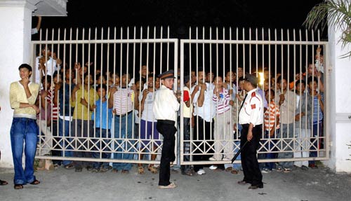 समंदर के संग माही, साक्षी की अठखेलियां | वीडियो देखें