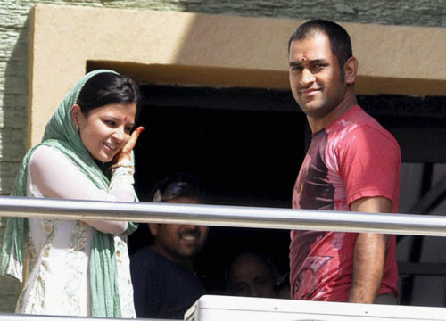 समंदर के संग माही, साक्षी की अठखेलियां | वीडियो देखें