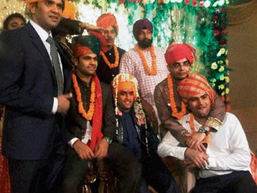 समंदर के संग माही, साक्षी की अठखेलियां | वीडियो देखें