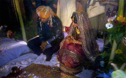 समंदर के संग माही, साक्षी की अठखेलियां | वीडियो देखें