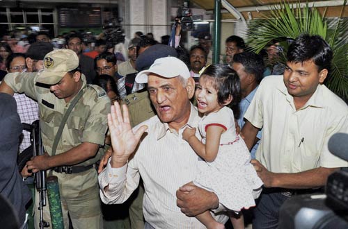 समंदर के संग माही, साक्षी की अठखेलियां | वीडियो देखें