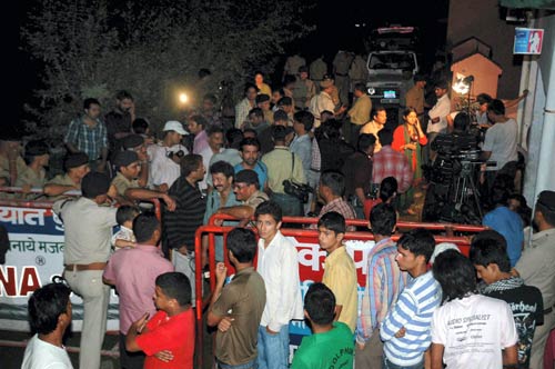 समंदर के संग माही, साक्षी की अठखेलियां | वीडियो देखें