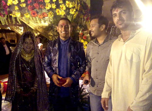 समंदर के संग माही, साक्षी की अठखेलियां | वीडियो देखें