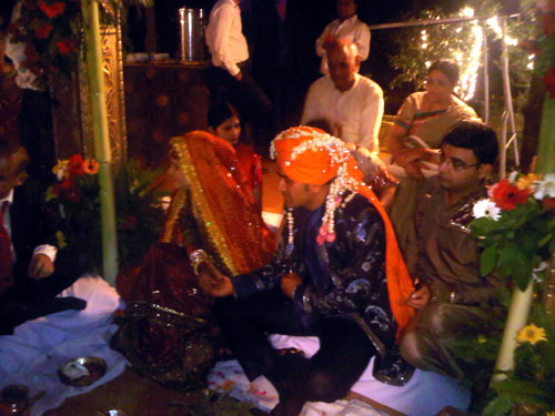 समंदर के संग माही, साक्षी की अठखेलियां | वीडियो देखें