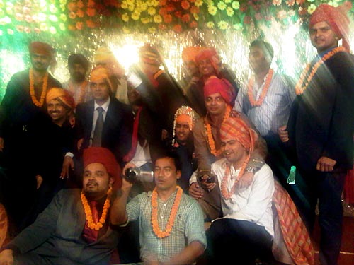 समंदर के संग माही, साक्षी की अठखेलियां | वीडियो देखें