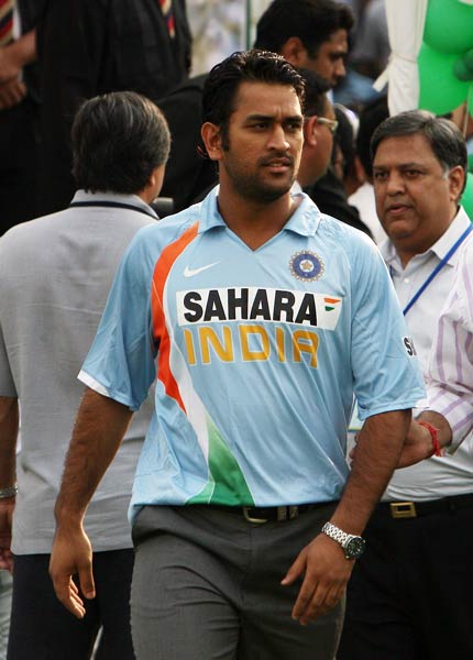 समंदर के संग माही, साक्षी की अठखेलियां | वीडियो देखें