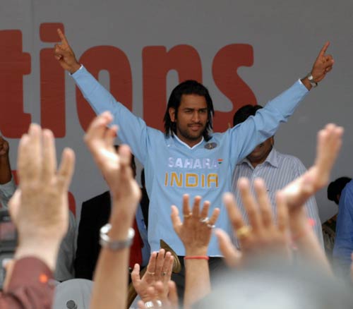 समंदर के संग माही, साक्षी की अठखेलियां | वीडियो देखें