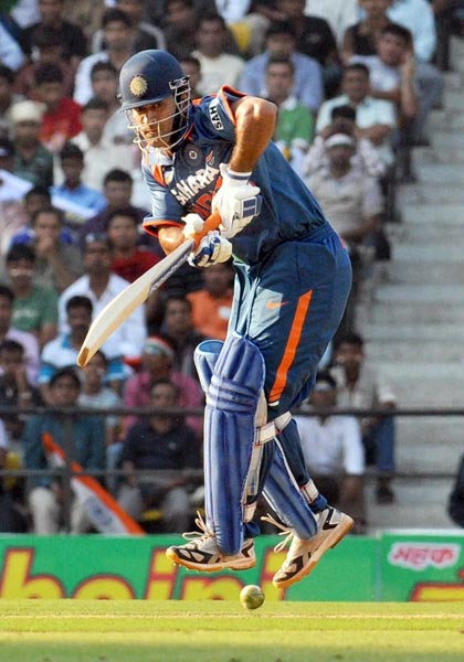 समंदर के संग माही, साक्षी की अठखेलियां | वीडियो देखें