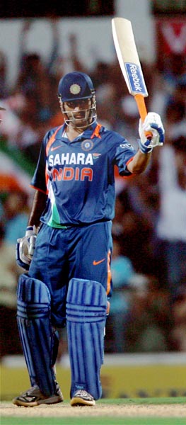 समंदर के संग माही, साक्षी की अठखेलियां | वीडियो देखें